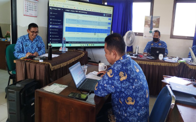 Guru SMPN 28 Satap Salenrang Input Nilai Hasil AAS melalui eRapor