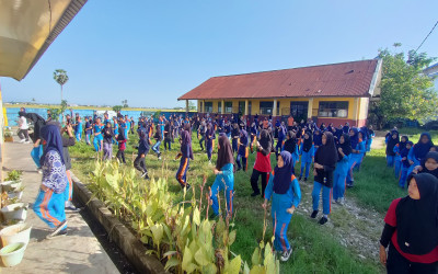 Guru dan Siswa SMPN 28 Satap Salenrang Live Streaming Pagi Ceria