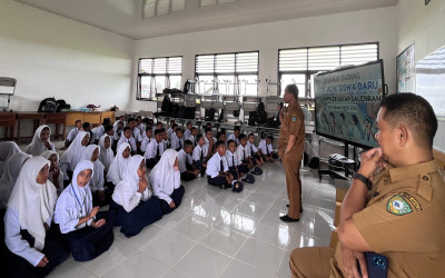 Pengawas Bina Sosialisasikan Tujuh Kebiasaan Anak Indonesia Hebat kepada Peserta MPLS RAMAH SMPN 28 Satap Satap Salenrang