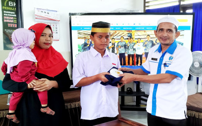 Akbar Maulana, Casis Yatim Piatu Dapat Bantuan Baju Seragam Saat Mendaftar Ulang