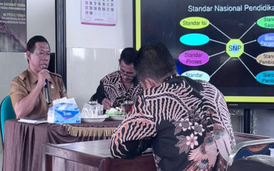 Pengawas Bina Beri Pengarahan kepada Guru dan Staf UPTD SMPN 28 Satap Salenrang